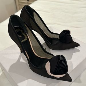 Dior pump with flower.